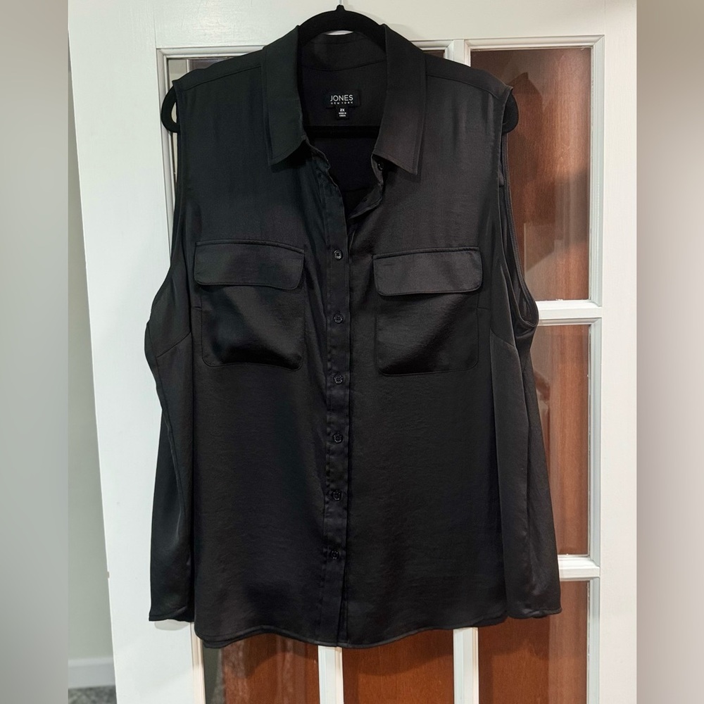 EUC Jones New York Black Sleeveless Button Down Top